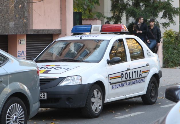 Şoferul care a LOVIT cu maşina un poliţist, arestat