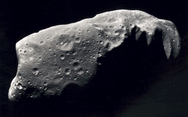 Un asteroid URIAŞ va trece la mică distanţă de Pământ