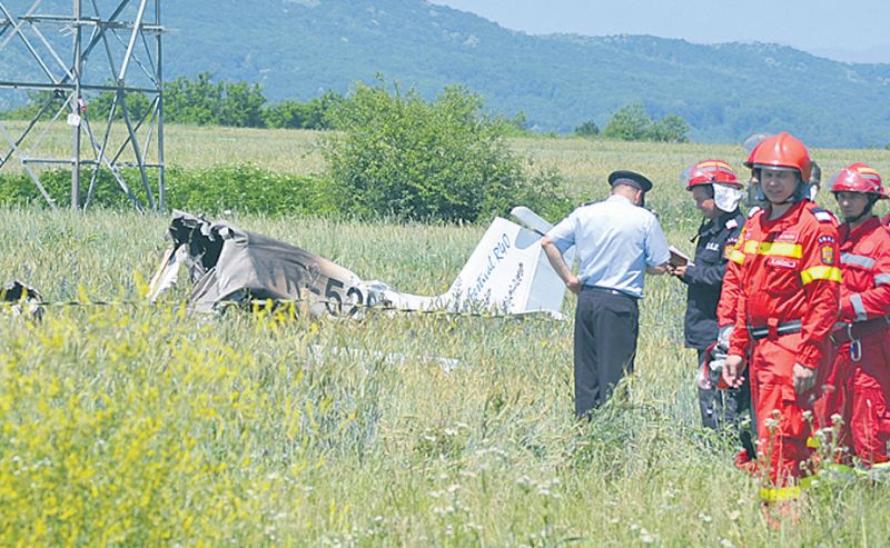 Un avion s-a prăbuşit la Cornetu, lângă case. Pasagerii s-au născut a doua oară