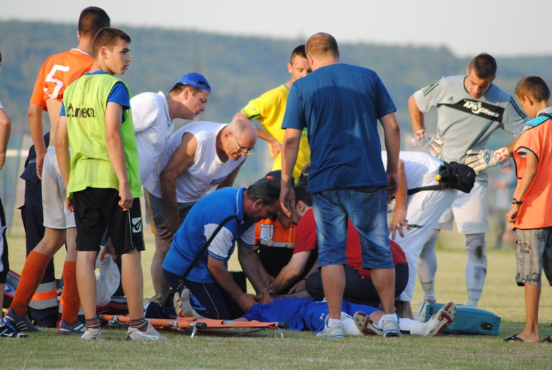 Un fotbalist român, în ghearele morţii pentru că nu a fost lăsat să bea apă. Jucătorului i s-au şi descoperit probleme la inimă! | VIDEO