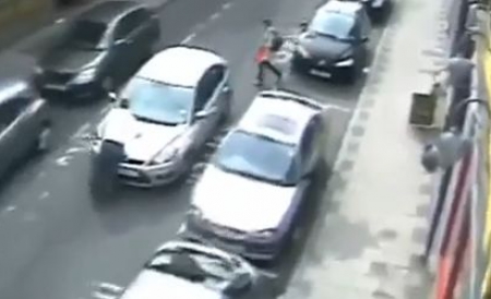 Un pieton a fost luat şi purtat pe capota unei maşini câteva sute de metri de către o şoferiţă nervoasă | VIDEO