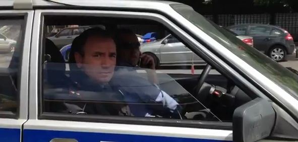 Un poliţist a fost surprins în trafic încălcând legea. VEZI cum a reacţionat atunci când un şofer i-a atras atenţia | VIDEO