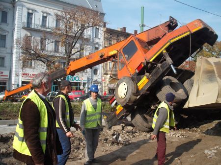 ACCIDENT de muncă în Buzău: Un bărbat a murit după ce i-a căzut în cap cârligul unei macarale