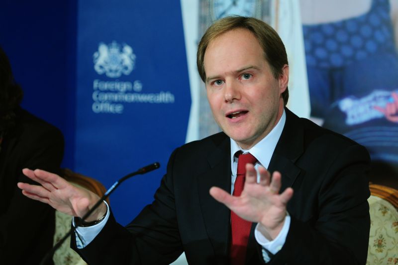 Ambasadorul britanic la Bucureşti: Nu este normal ca infractori condamnaţi să poată rămâne în Parlament