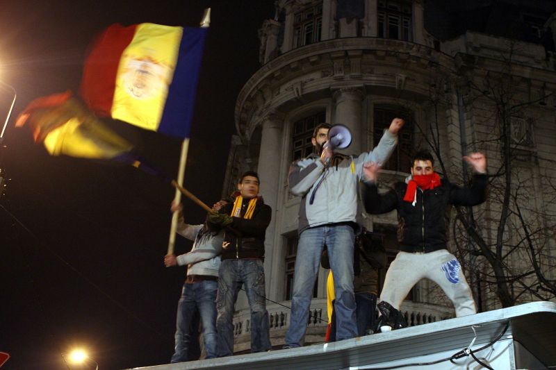 Antena 3 a ignorat "Protestul ghilimelelor". 300 de oameni s-au adunat în Piaţa Victoriei | FOTO