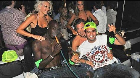 Balotelli trăieşte nebuneşte la bustul gol: s-a lăsat masat de o blondă la St. Tropez