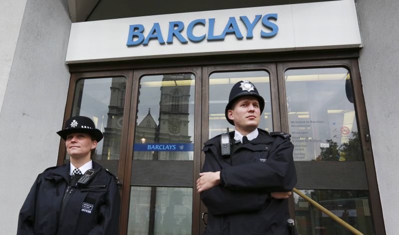 Cel mai mare scandal financiar: Fostul director al băncii Barclays renunţă la bonusuri de milioane