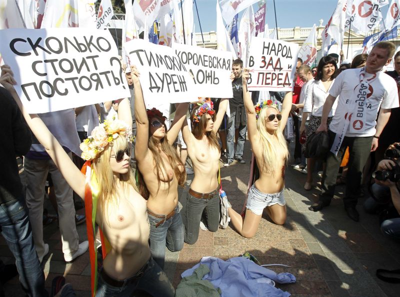 Cum l-a întâmpinat o militantă Femen pe patriarhul Kiril în Ucraina. "Kill Kiril!" | VIDEO