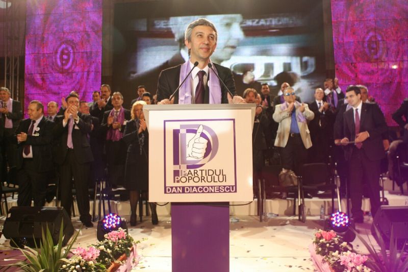 Dan Diaconescu, la vot la ora 21: Am anunţat că voi vota la 19.30, dar am avut probleme cu Rolls Royce-ul