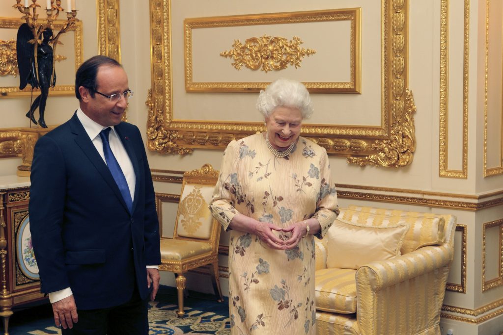 De ce preşedintele francez Hollande a mers la Regină fără Valerie Trierweiler