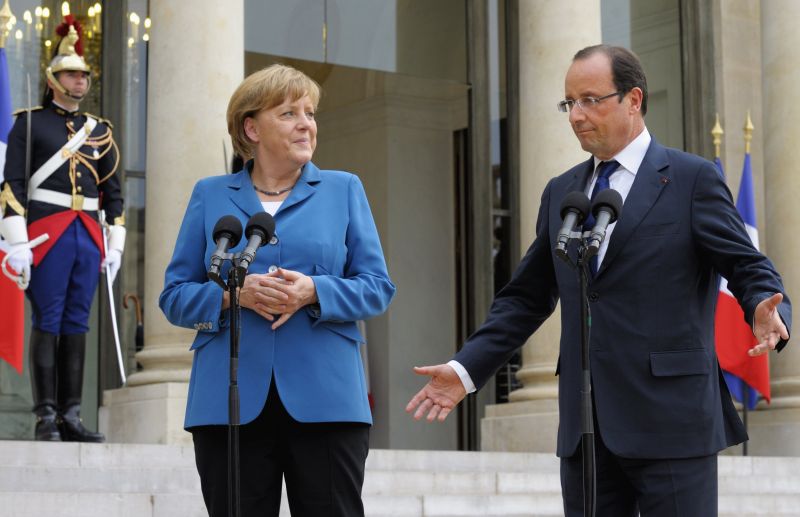 Disperarea lui Merkel şi Hollande. Euro nu mai ţine