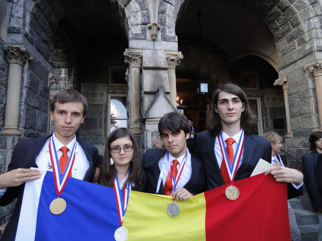Elevii români, medaliaţi din nou la olimpiade internaţionale. Patru medalii la Chimie
