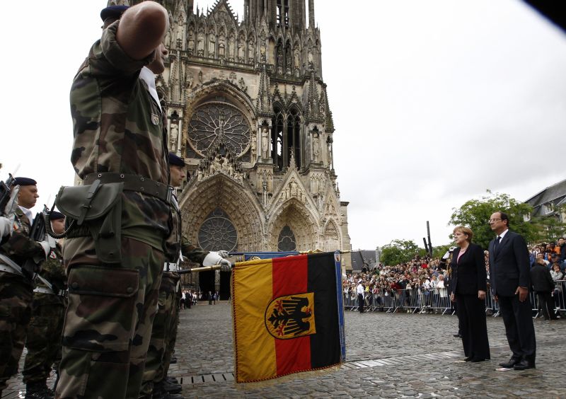 Francois Hollande: "Nicio forţă obscură nu va putea deteriora prietenia franco-germană"