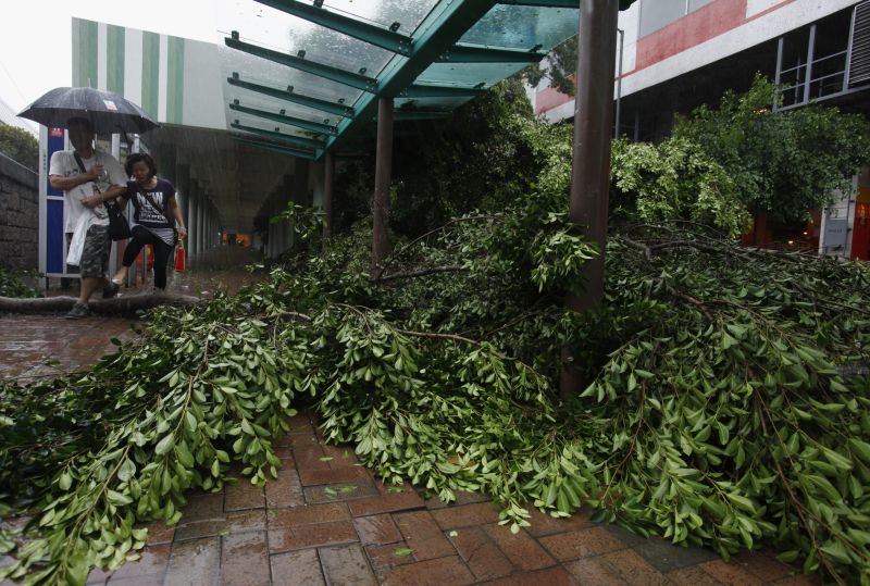 FURIA NATURII. Peste 100 de persoane, rănite de taifunul Vicente în Hong Kong | VIDEO