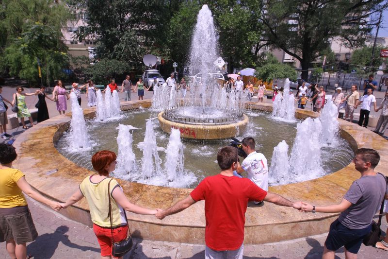 Horă de adio la Fântâna de la Universitate