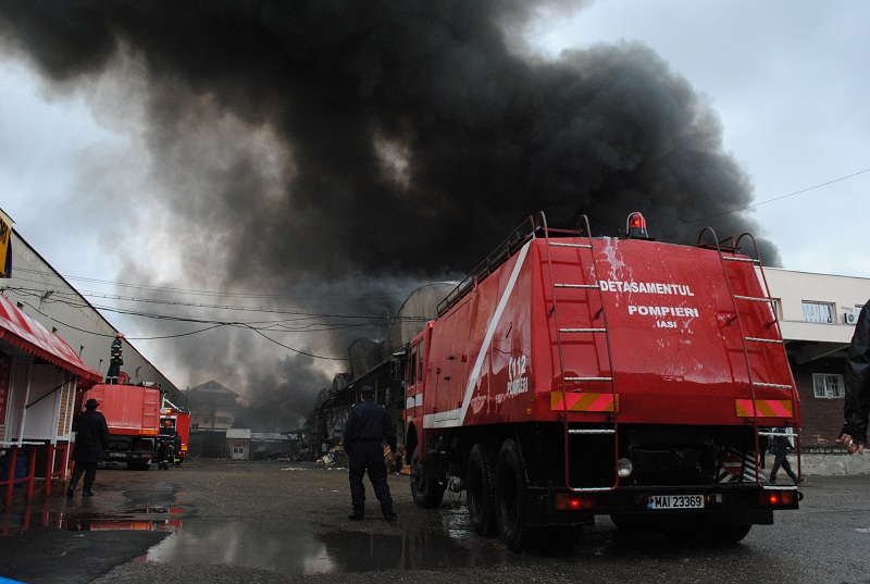 Incendiu puternic la un supermarket din Târgu Mureş. Focul a cuprins şi un bloc din apropiere