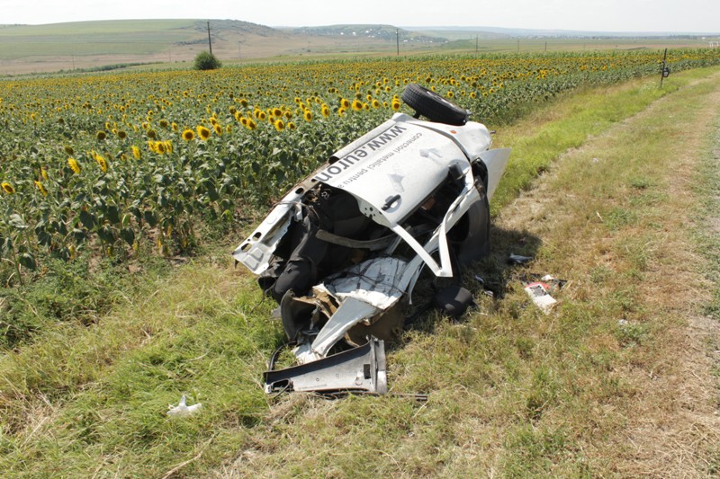 INCREDIBIL. Maşină ruptă în două de un TIR. Cele două jumătăţi au fost găsite la 200 m distanţă una de cealaltă