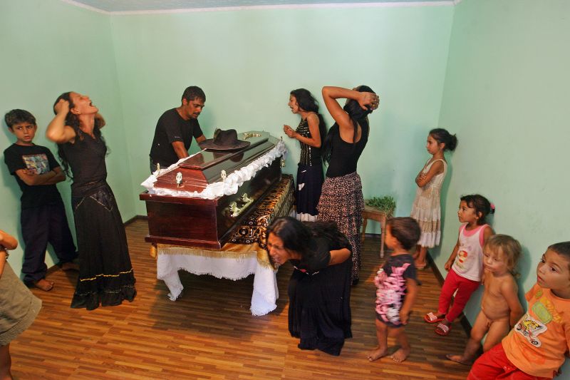 Înmormântare de superstar: Tamango, dus la groapă cu remorca şi tractorul