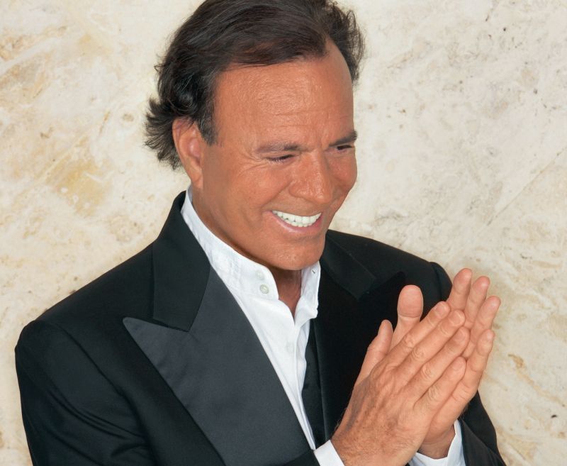 Julio Iglesias la Bucureşti: Vezi ce a cântat artistul în concertul de adio