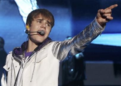 Justin Bieber, acuzat că îşi surzeşte fanii