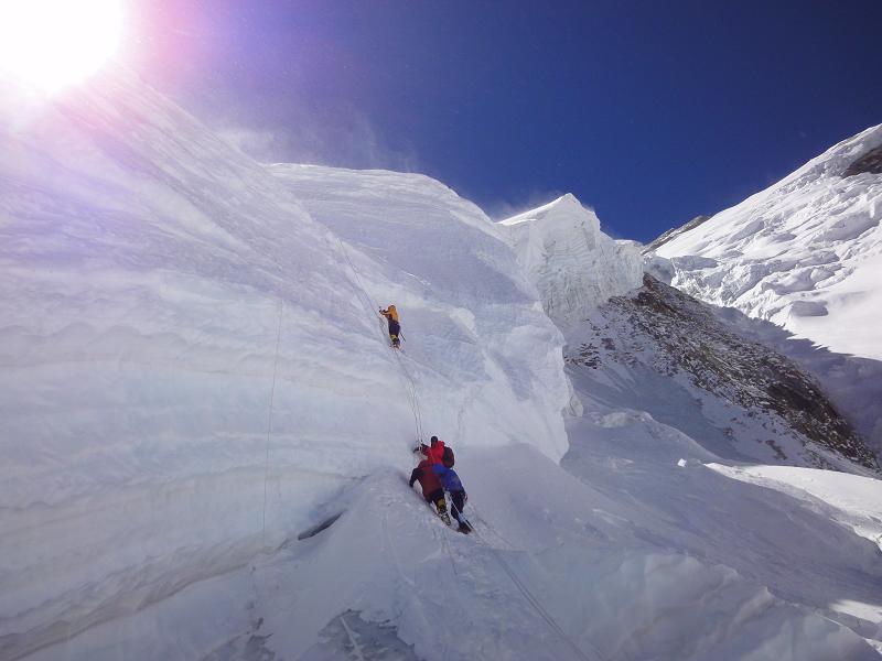 LA UN PAS DE MOARTE. Clipele dramatice prin care trece un alpinist | VIDEO