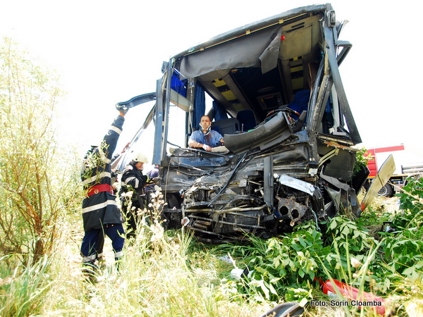 Lugoj: Autocar cu 50 de pasageri, lovit frontal de o betonieră scăpată de sub control