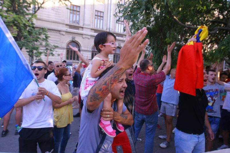 Mai mulţi protestatari din Piaţa Universităţii au fost plătiţi să scandeze. Ascultă mărturiile lor | VIDEO