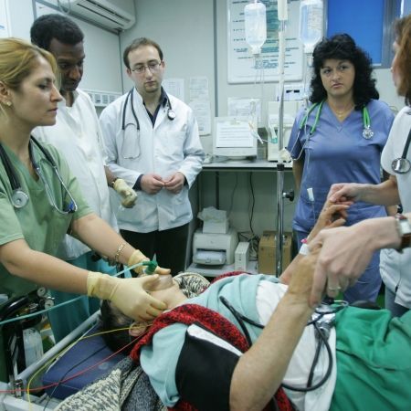 MĂSURĂ DISPERATĂ: Medicii de Terapie Intensivă, duşi cu ambulanţele între spitale