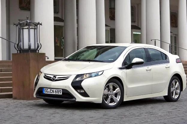 Modelul Opel Ampera, deţinătorul distincţiei "Maşina anului în Europa", a fost lansat în România