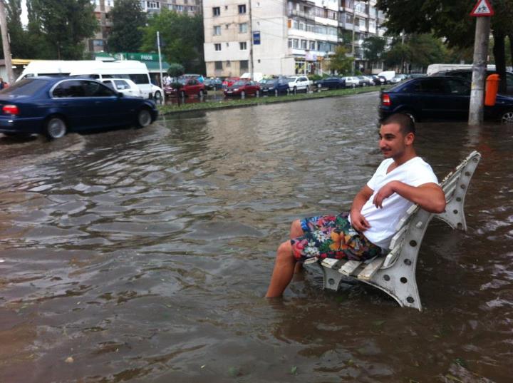 O furtună puternică însoţită de grindină a inundat unul dintre cele mai mari oraşe din România | FOTO & VIDEO