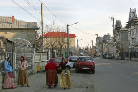 Pecheziţii DIICOT la palatele ţigăneşti din Strehaia. Rromii sunt cercetaţi pentru achiziţii intracomunitare de alimente