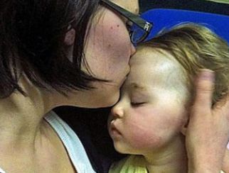 Povestea uluitoare a fetiţei căreia medicii nu îi mai dădeau nicio şansă, însă dragostea mamei a salvat-o de la moarte