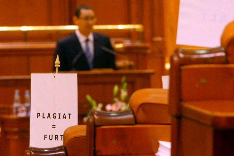 Preşedintele Consiliului Naţional de Etică a demisionat. Verdictul în cazul plagiatului lui Ponta e departe