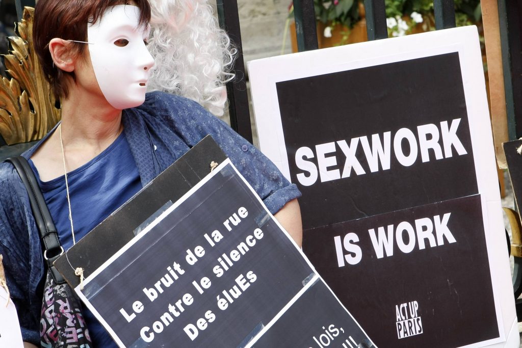 Prostituatele îşi cer drepturile în stradă. Franţa vrea să interzică cea mai veche meserie din lume