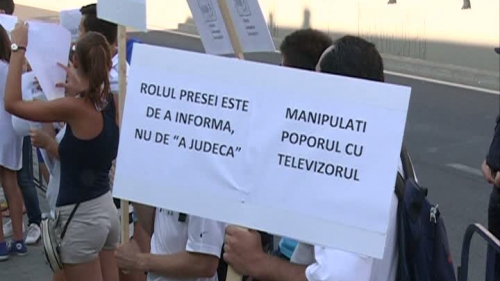 Protest al studenţilor la Jurnalism în faţa Antenelor. "Rolul presei e de a informa, nu de a judeca"