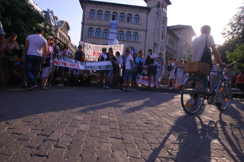 PROTESTE ANTI-GUVERN şi în ţară. VEZI oraşele unde oamenii au ieşit în stradă