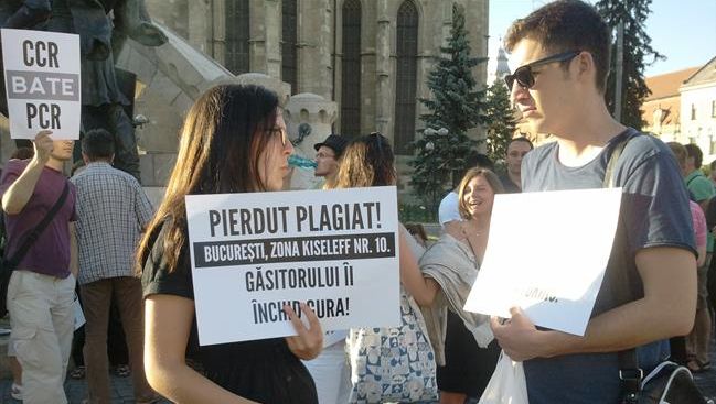 Proteste anti-Ponta şi la Cluj-Napoca. VEZI ce strigă tinerii ieşiţi în stradă