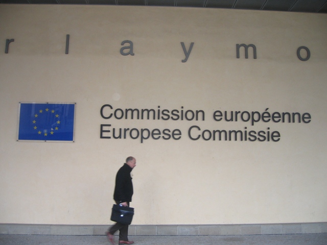 Raportul pe Justiţie nu va fi amânat, dar Comisia Europeană va include referiri la evoluţiile politice recente