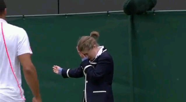 Riscurile meseriei la Wimbledon: O femeie arbitru, lovită cu o minge servită cu 190 km/h