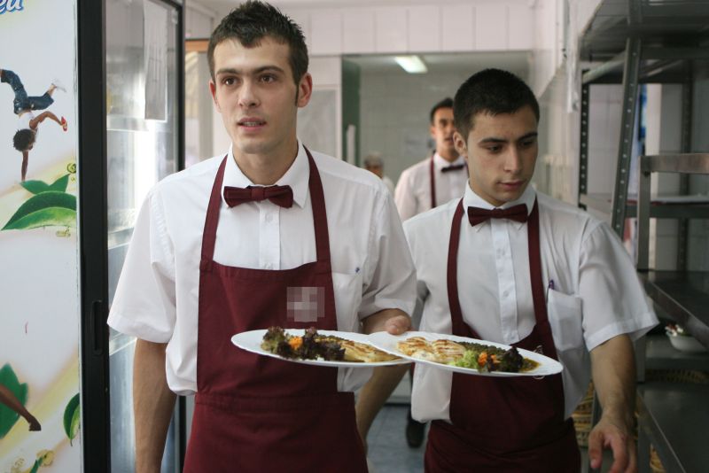 Salariile românilor au scăzut în luna mai