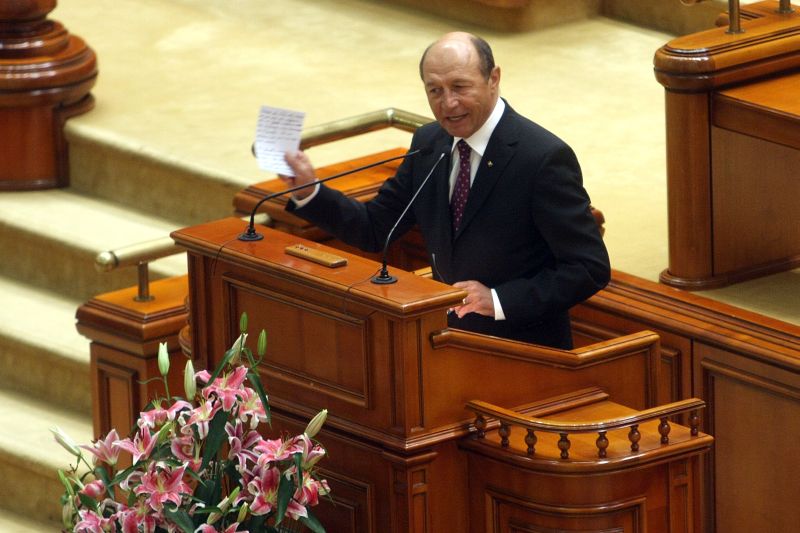 Sondaj pe tema suspendării lui Traian Băsescu: 53% "împotrivă"