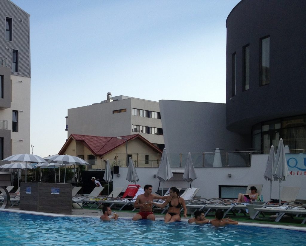 Stelistul Gabi Matei face "fizioterapie" la piscină cu o bere şi o brunetă