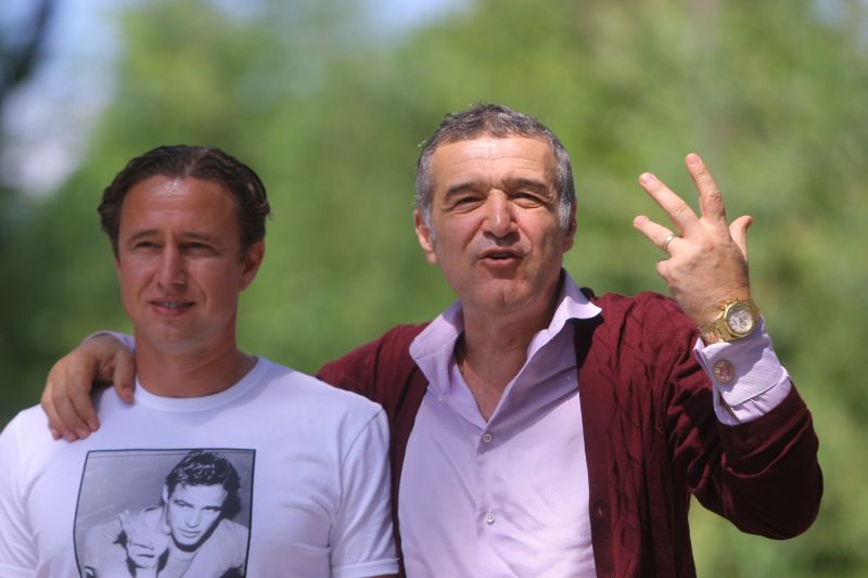 Tradiţional: Gigi Becali l-a luat la şuturi şi pe Reghecampf