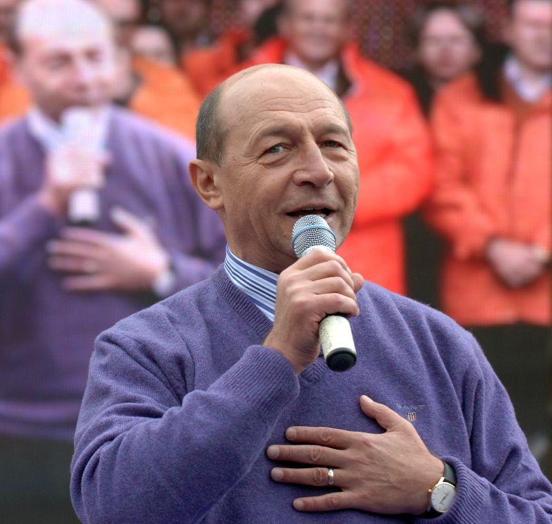 Traian Băsescu, dispută cu moderatorul emisiunii TVR: "Ştiu care e linia postului"