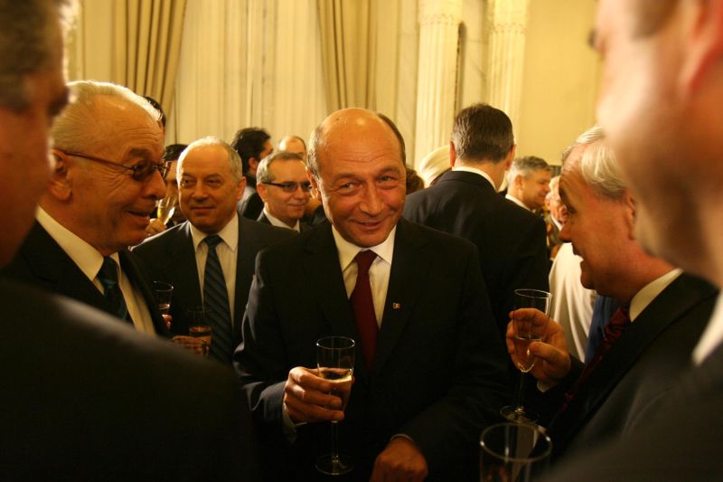 Traian Băsescu i-a predat lui Crin Antonescu funcţia de preşedinte interimar. Ambasadorul SUA, la Cotroceni