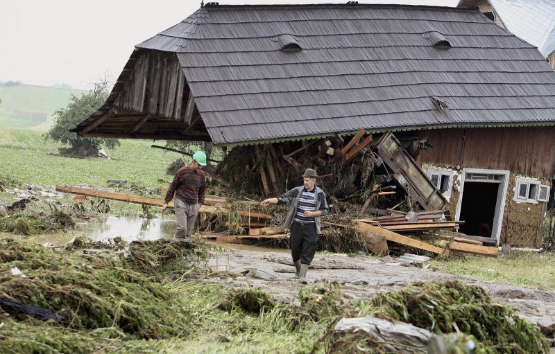 Un apel de suflet: sinistraţii anului 2006 nu au Biserică!