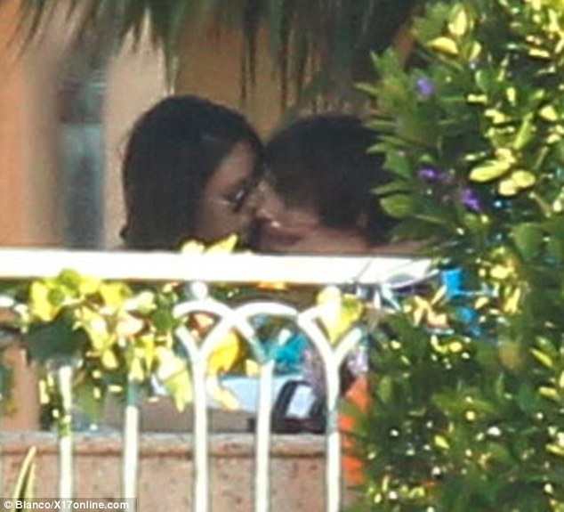 Un nou cuplu sparge lumea filmului. Sărutul care aruncă în aer Hollywood-ul | FOTO