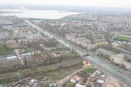 Un şofer a căzut cu maşina în Dâmboviţa