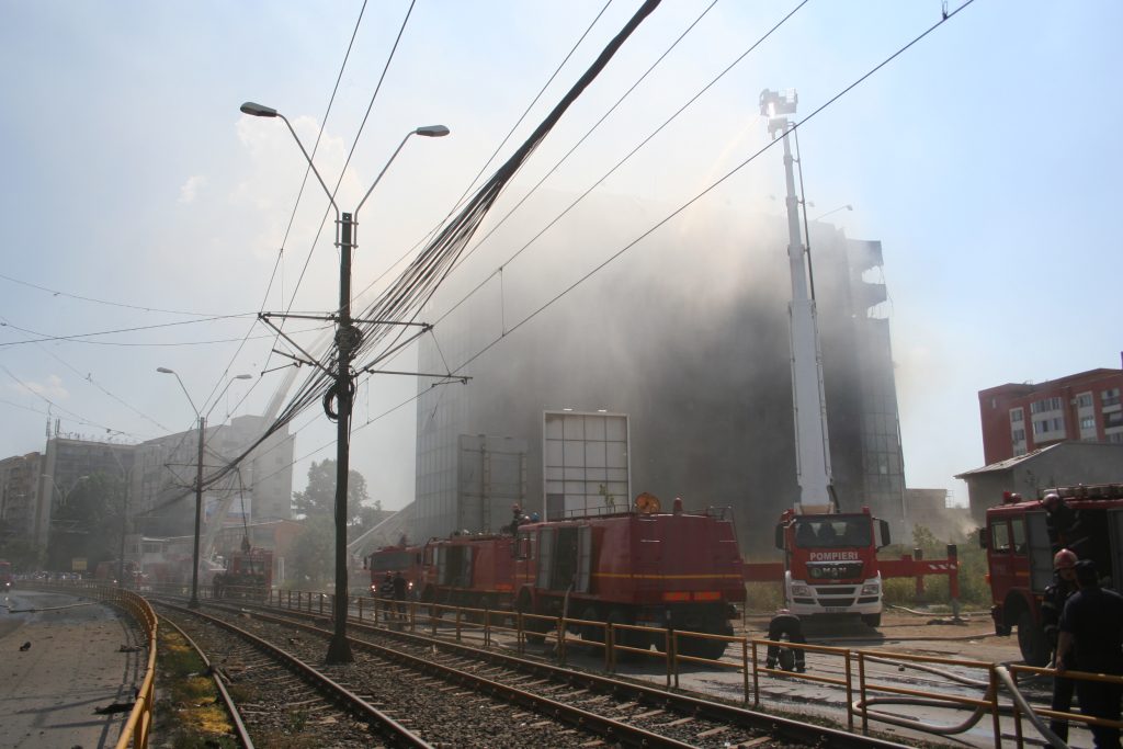 UPDATE: Incendiul din Militari, stins după două ore. S-a reluat circulaţia tramvaiului 41