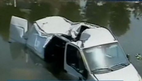 VASLUI: Un sofer a intrat cu maşina într-un râu